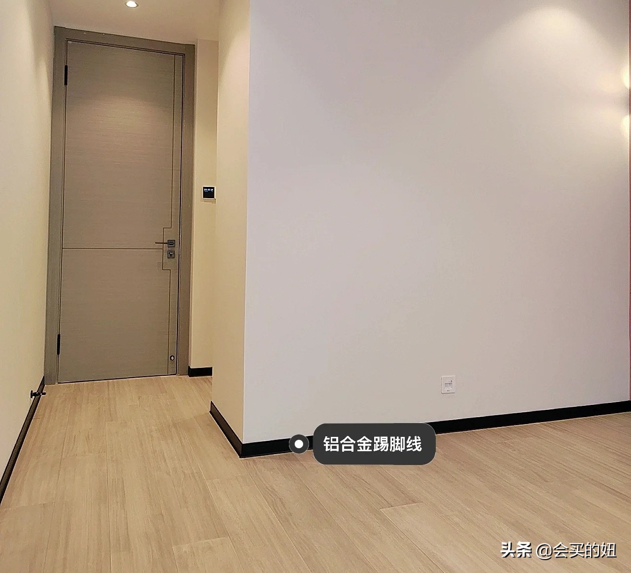 卧室内不建议大家做隐藏式的踢脚线,对施工要求高且费工费钱.