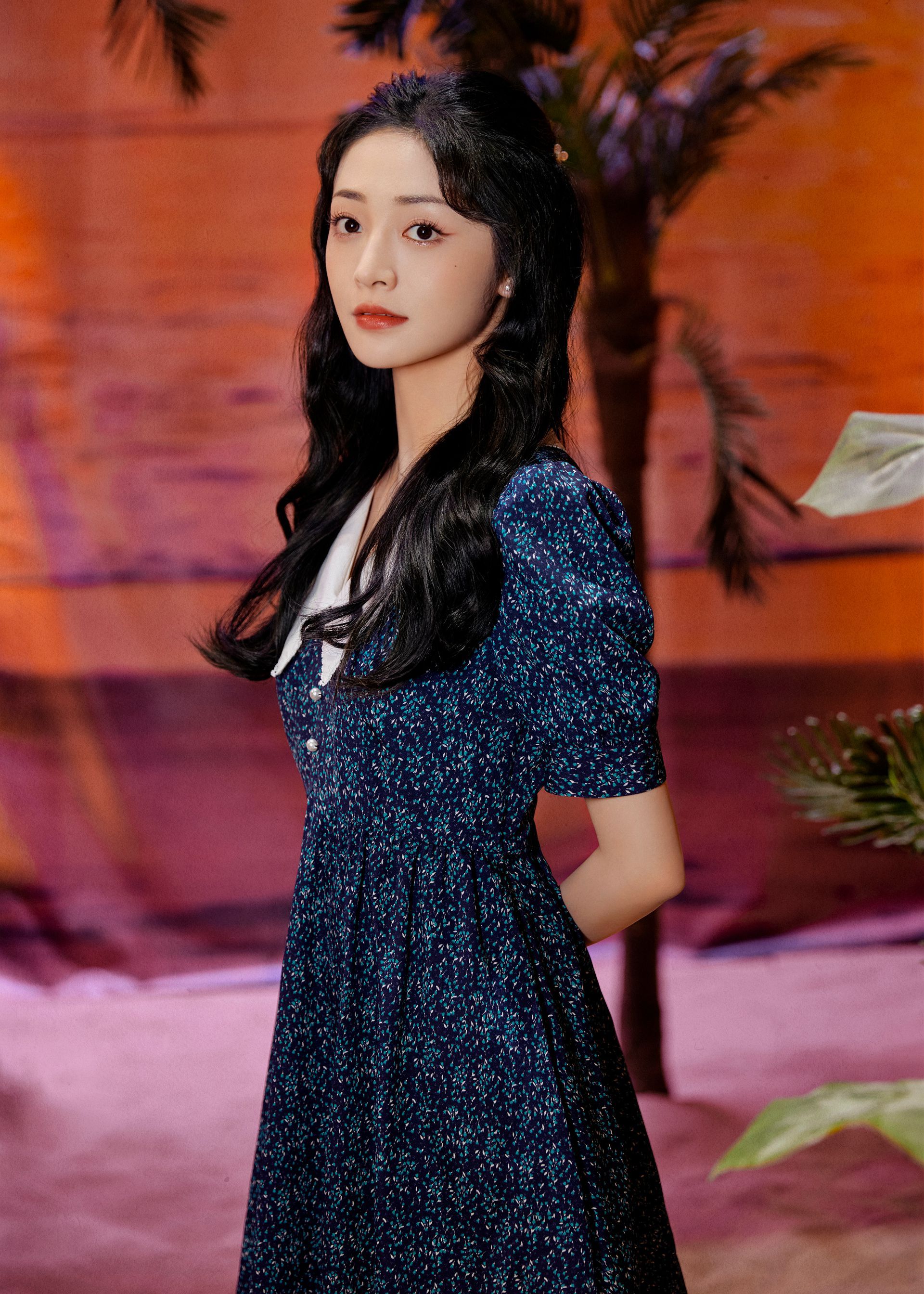 周洁琼斑点连衣裙时尚大片写真