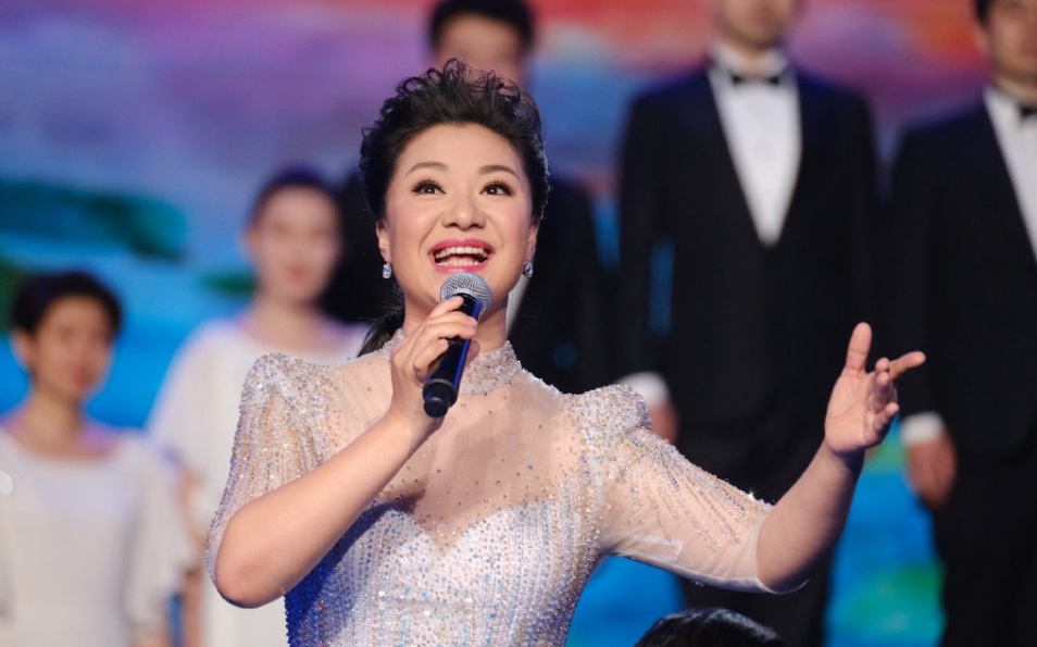 著名歌唱家王丽达的丈夫汤子星：乐做“妻管严”，妇唱夫随很幸福