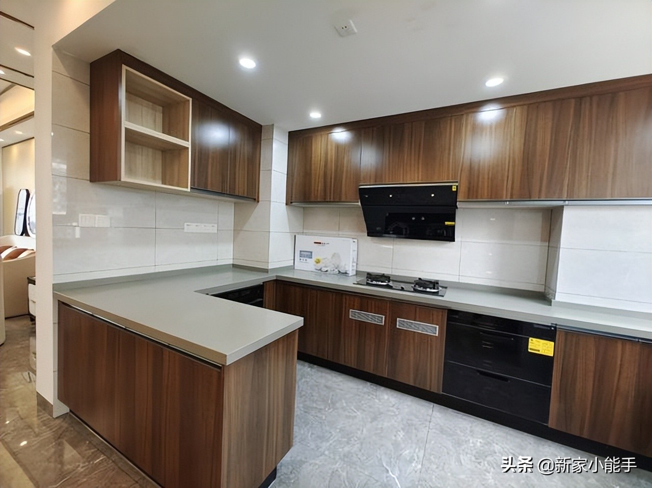 他家116平新中式风格，全屋文雅又大气，进屋就被入户玄关迷住