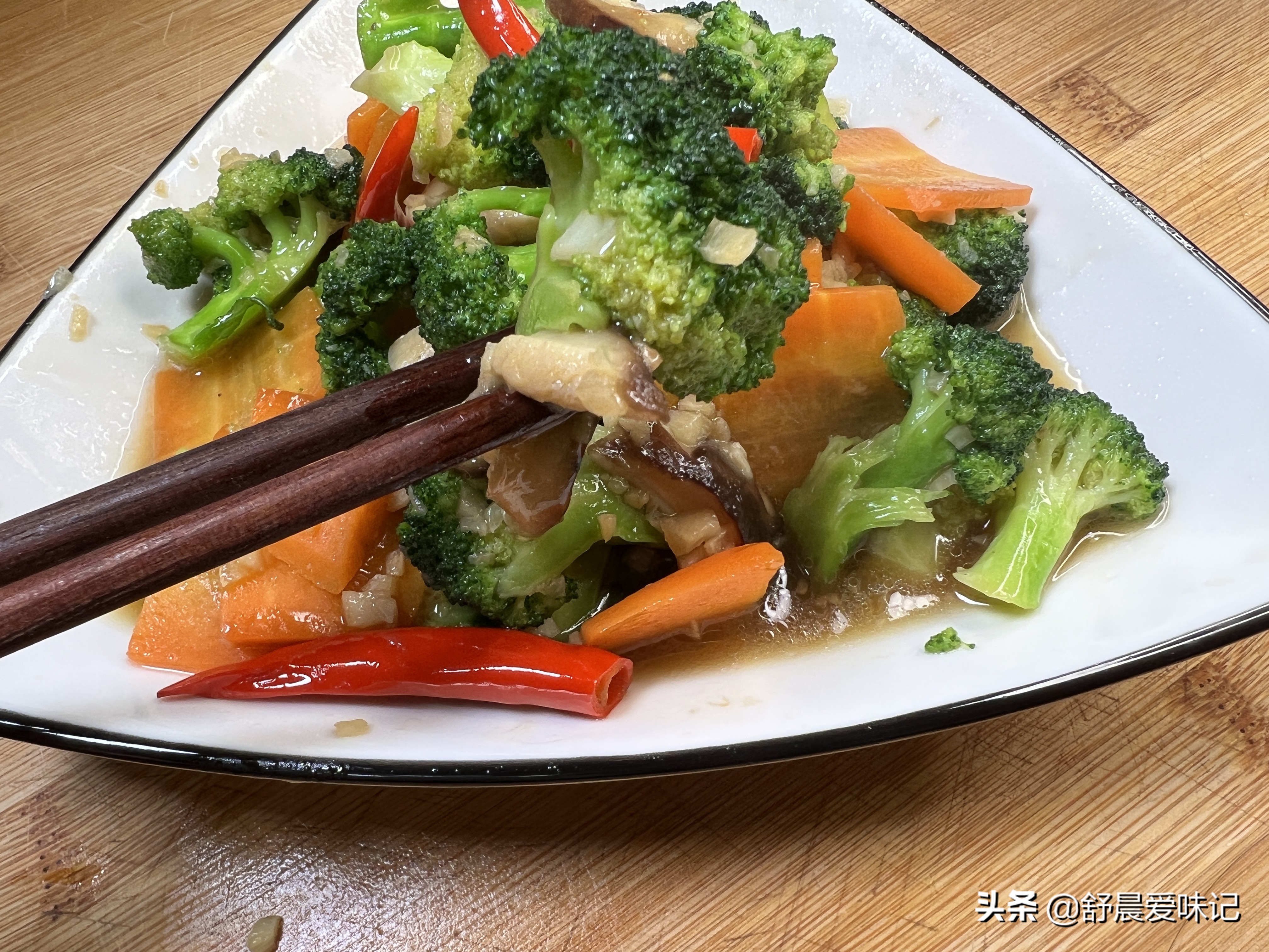 搭配香菇和胡萝卜更有食欲(搭配香菇和胡萝卜更有食欲嘛)