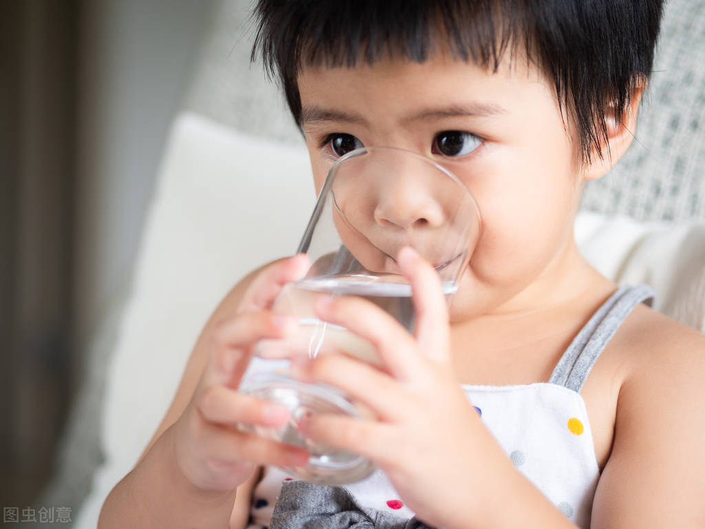 婴儿在没加辅食前不喝水  ​​​​​​​什么时候喂水