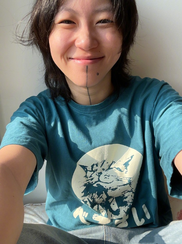 王菲大女儿近照曝光，25岁窦靖童晒怼脸自拍，造型随性超接地气