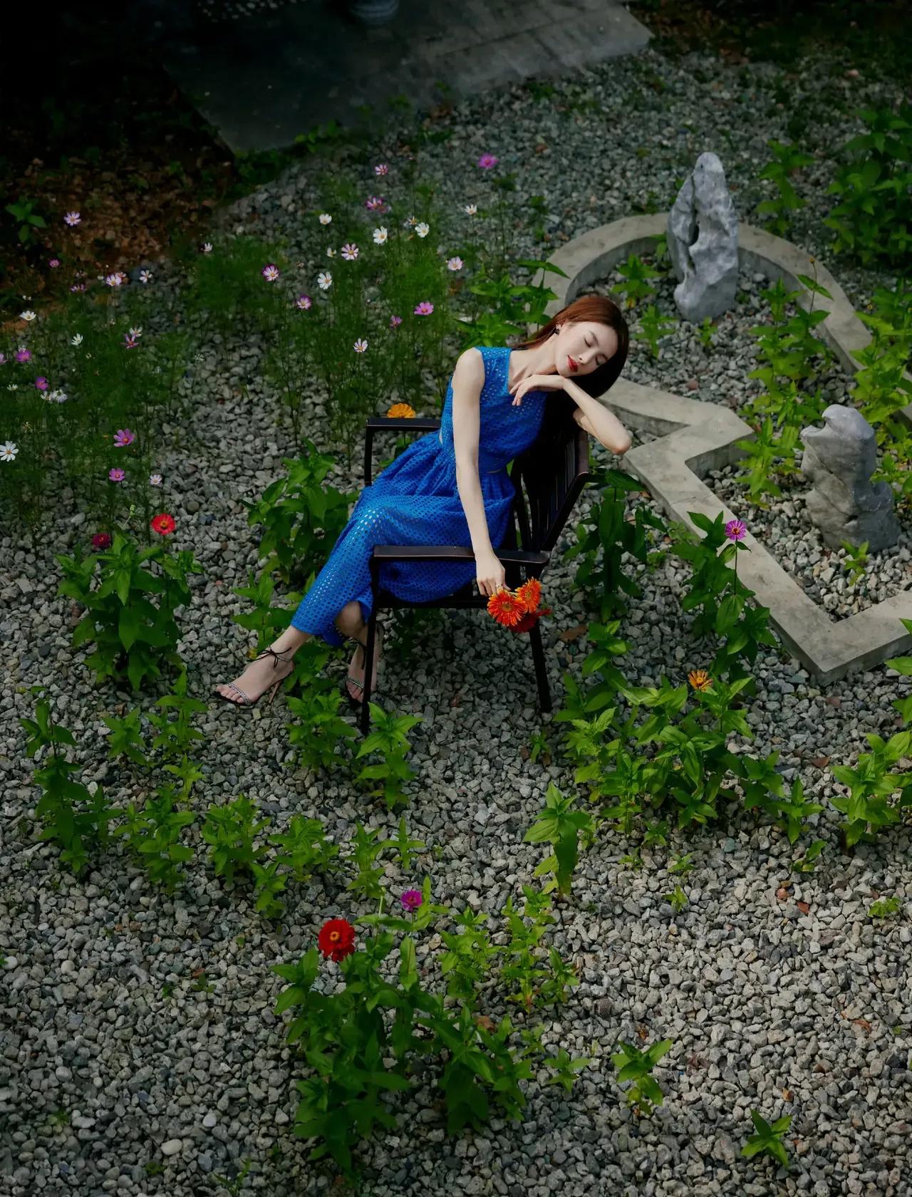 浓郁的蓝色被金晨穿出了高级和神秘