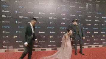 男星走红毯有风险！帮女星提裙显情商，吴京直男、沈腾杜江太尴尬