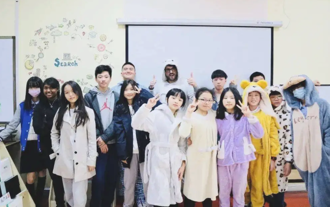 当不修边幅的大学生，撞上时髦母亲，被嫌弃为“土狗”委屈巴巴