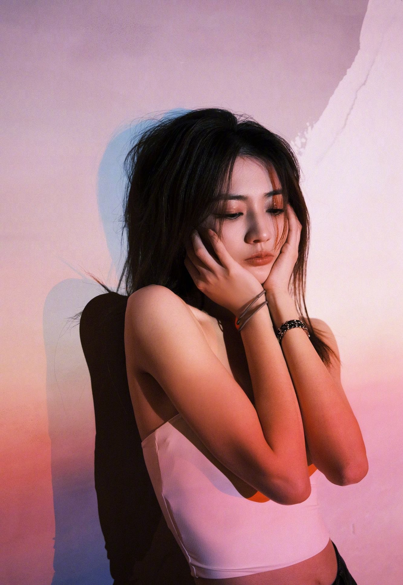 徐璐短发白色抹胸装性感写真