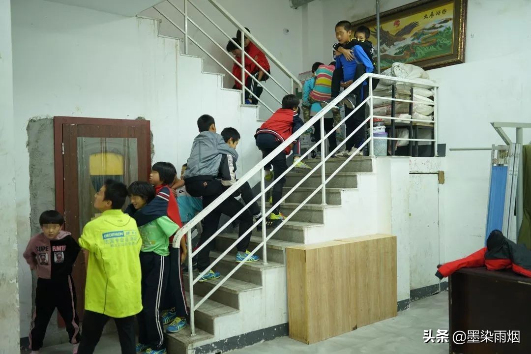 东北体育老师半生未婚，却被120个孩子叫爸爸，媒体跟踪报道12年