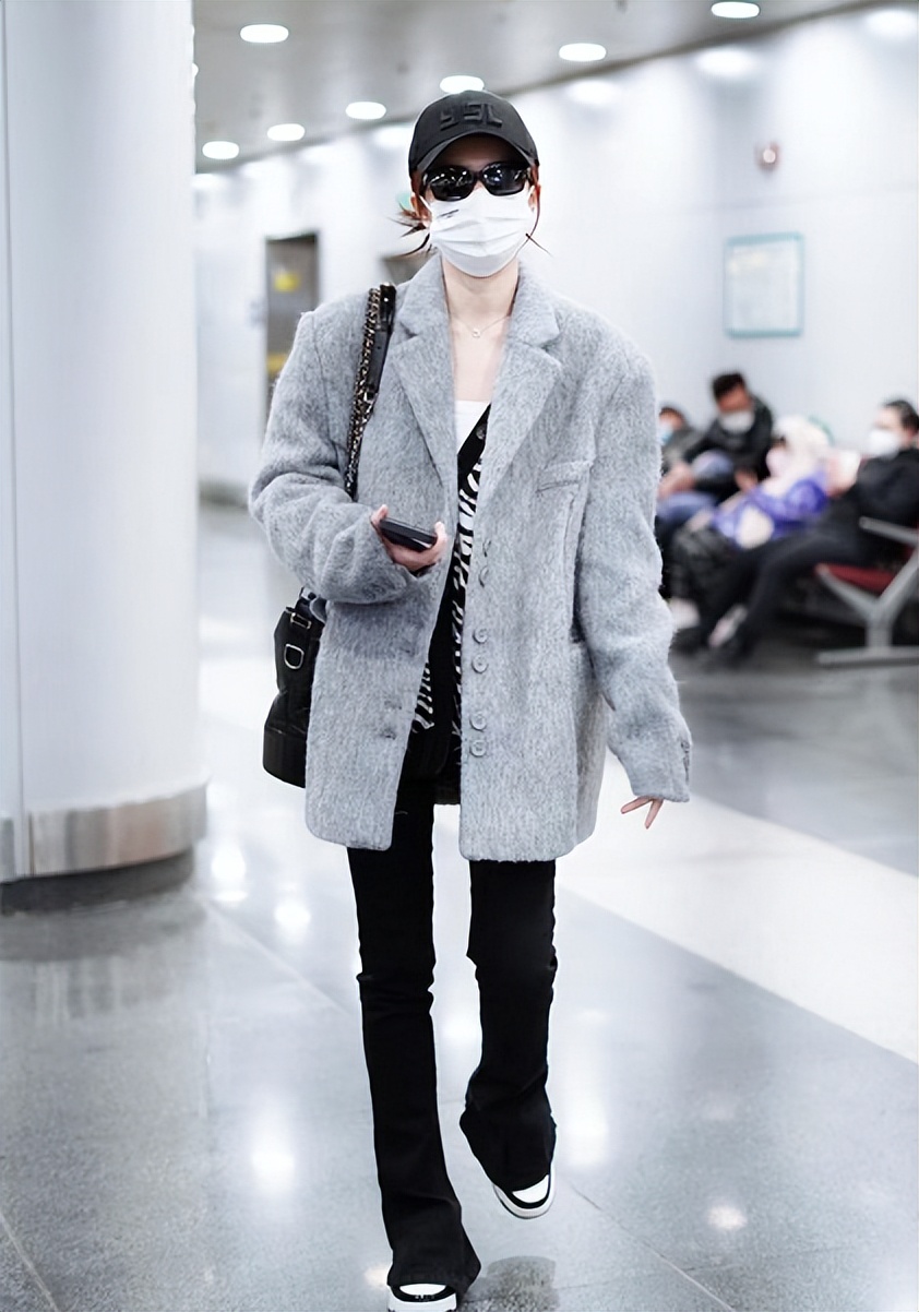 徐璐扮嫩真有一套，穿粉色开衫配红发甜美又减龄，少女感十足