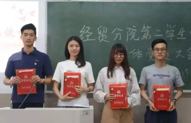 大學生入黨的決定權在這2人手里，與成績無關？大四學姐說出真相