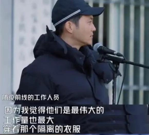 袁咏仪在街头做防疫志愿者，打扮低调朴素难掩好气质，亲和力满分
