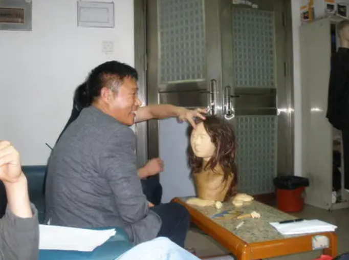 入殓师许康飞：10小时修复碎石机中的遗体，21岁女大学生拜他为师