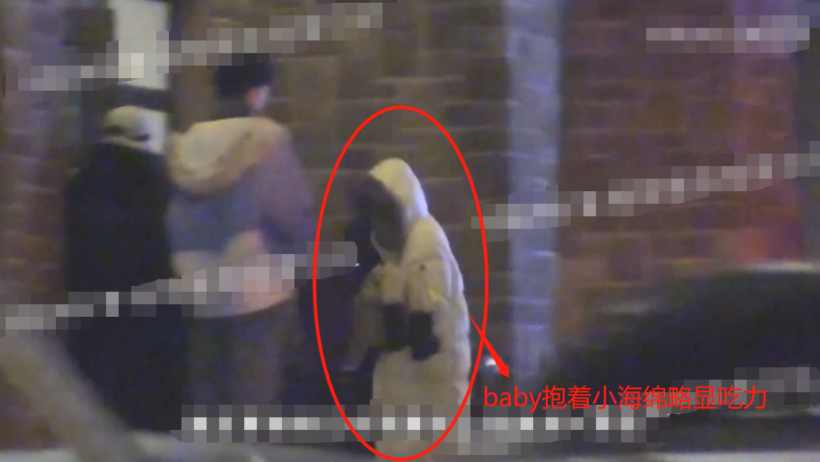 baby和儿子机场亲密互动！小海绵大胆骑箱子滑行，双脚翘起好兴奋