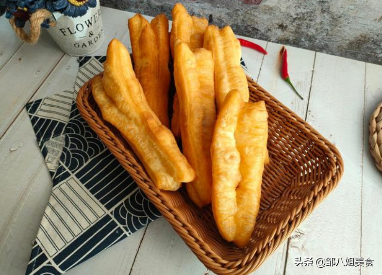 炸油条加酵母，难怪不好吃！教你正确做法，油条不僵硬，蓬松酥脆