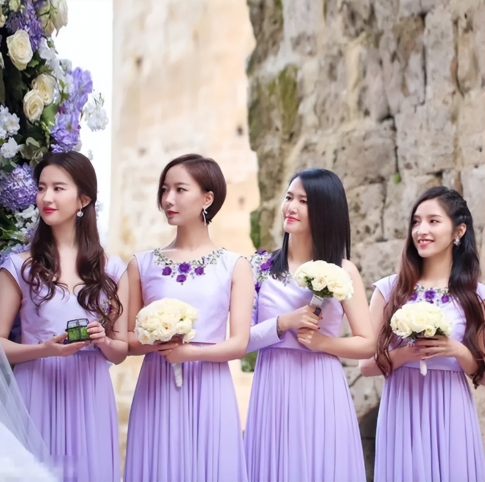 当了13年的赚钱工具，靠逼婚上位，张靓颖到底有多傻？