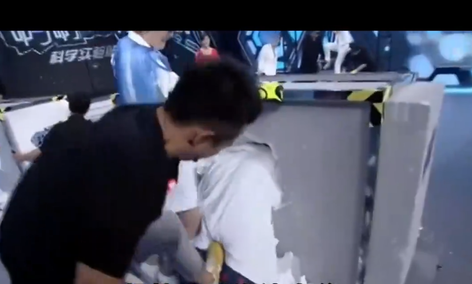 让人舔脚趾，当众凌辱学员，盘点那些令你难以想象的明星恶臭行为