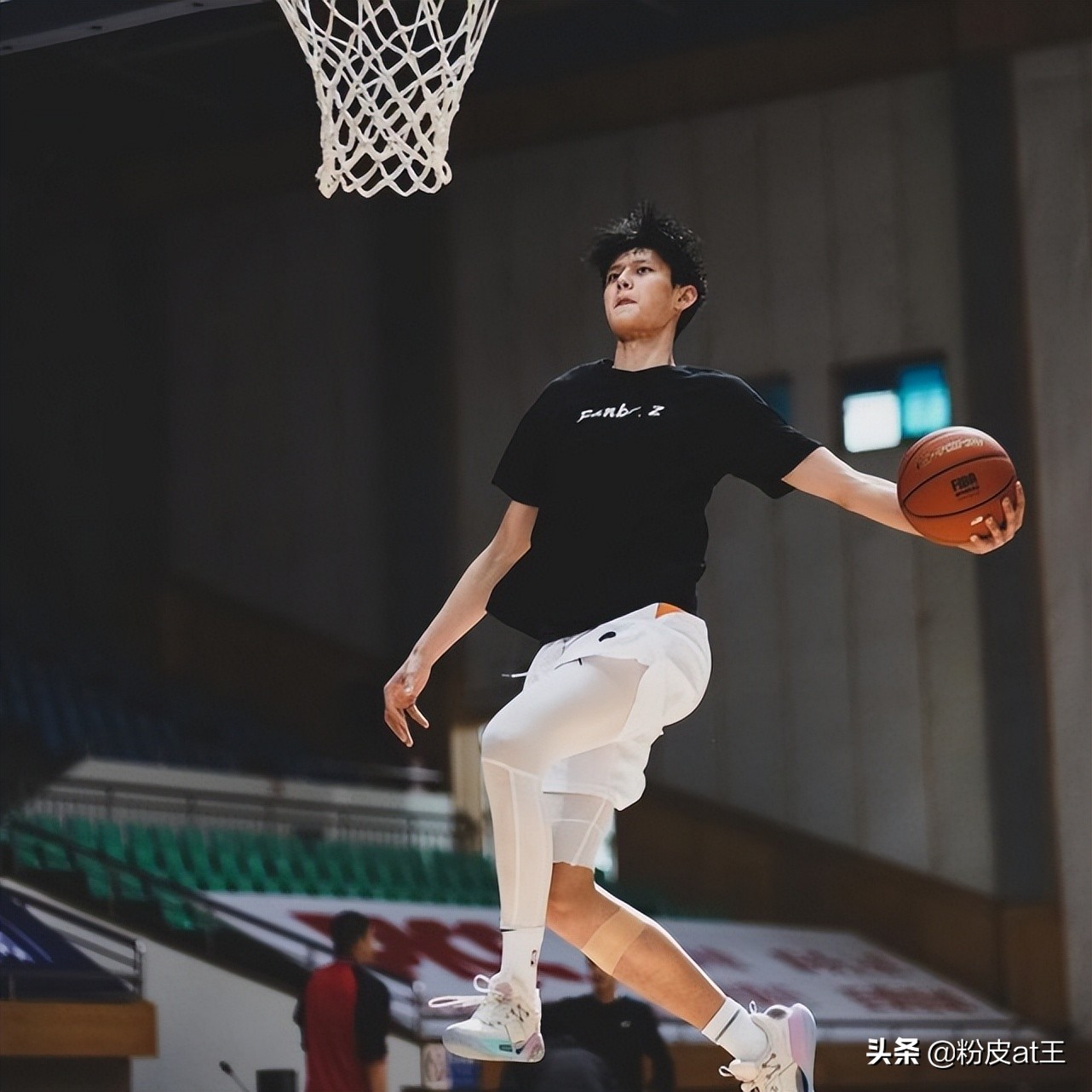 nba为什么要参加选秀(19岁场均3.8分，曾凡博为何着急参加NBA选秀？要从他与首钢队说起)