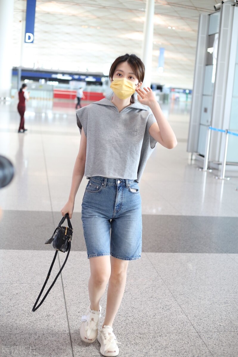 乔欣灰色无袖上衣+牛仔中裤+白色运动鞋休闲随性