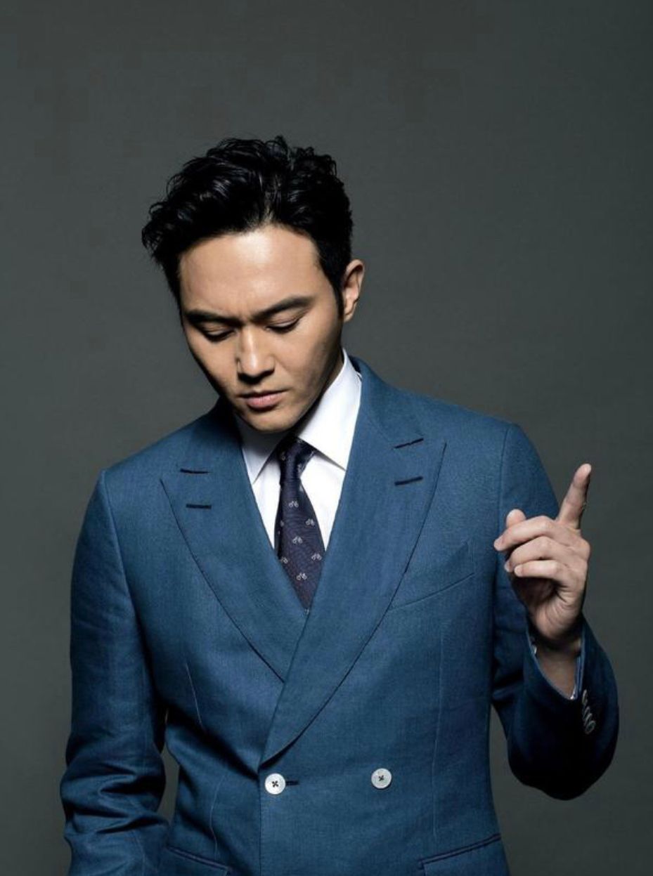 男人不管多帅,到了中年尽量少留3种"油腻发型",会让人没好感