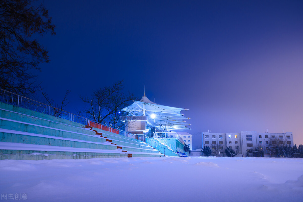 寒假留下来看校，在校园里欣赏到绝美的风景