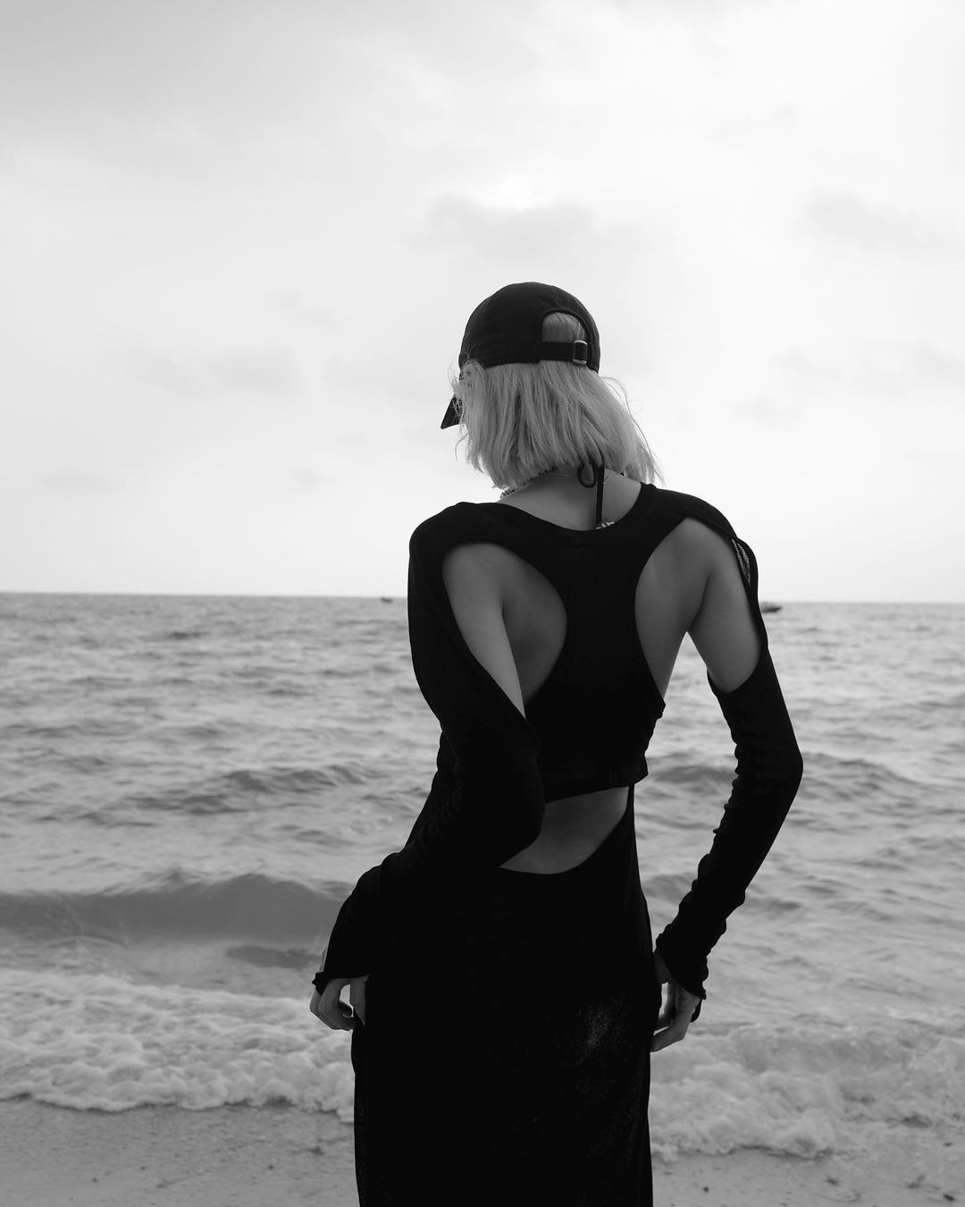 blackpinklisa海边秀身材纤细腰身无赘肉的背部健康自信的美