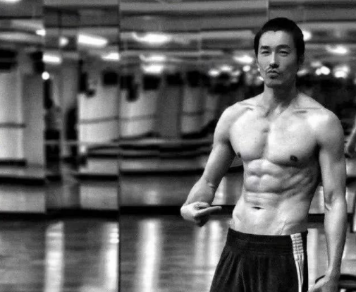 明明是50多岁的大叔，却把自己活成20岁的小伙，这些男星，我服