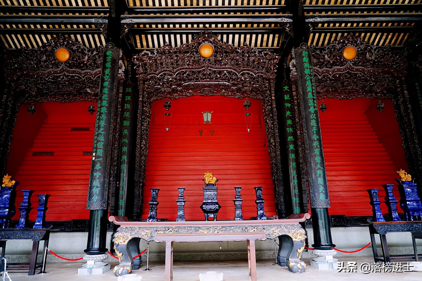 广州有一座陈家祠，富丽堂皇，雕刻精美，堪称岭南建筑艺术的明珠