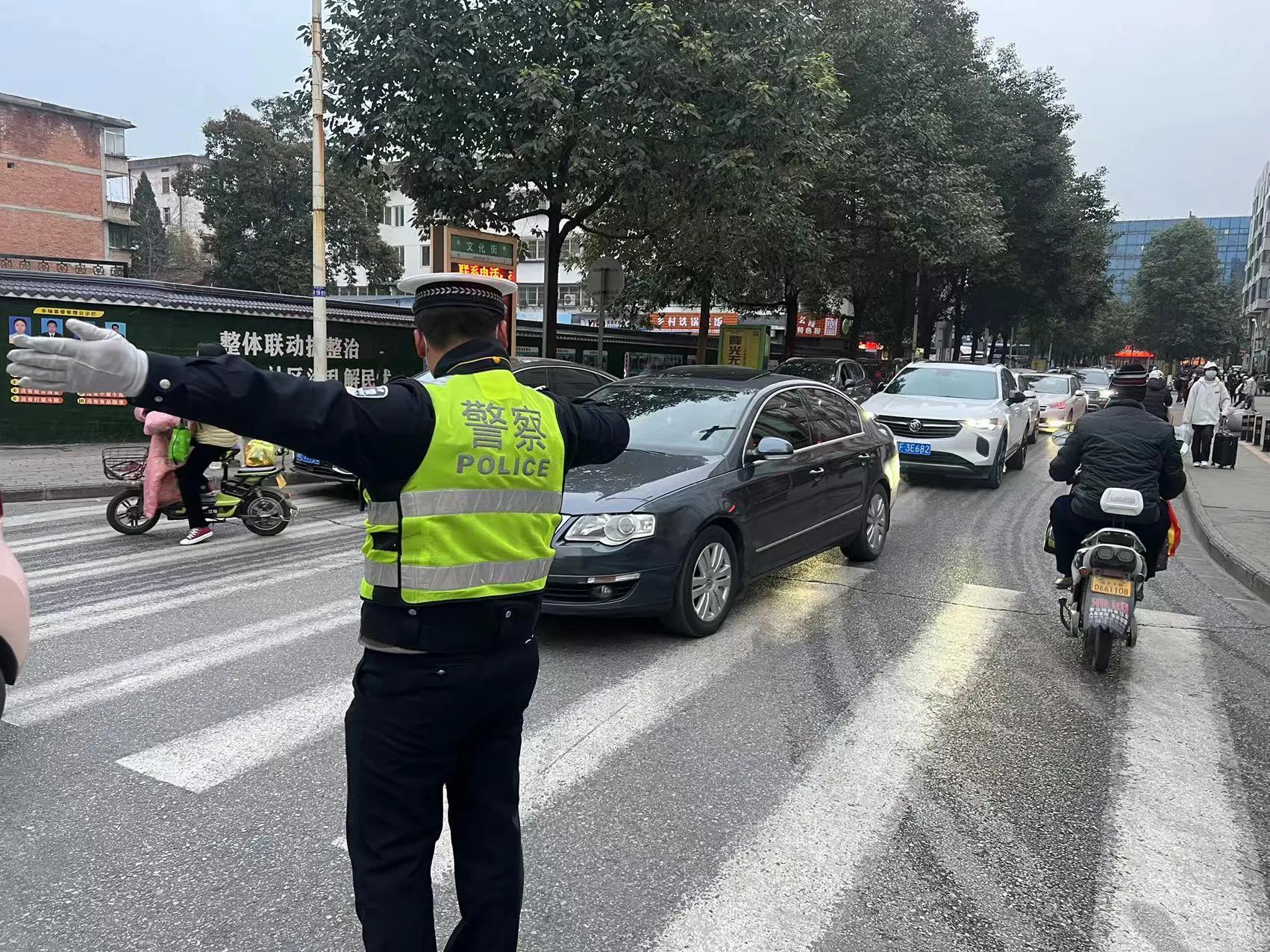 开学季｜汉中交警：“警”力全开“警”然有序！护航安全，有我们