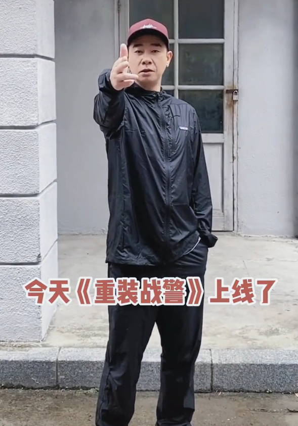 陈小春乘百万豪车出行被偶遇，一脸高冷坐副驾驶抽烟，大佬范十足