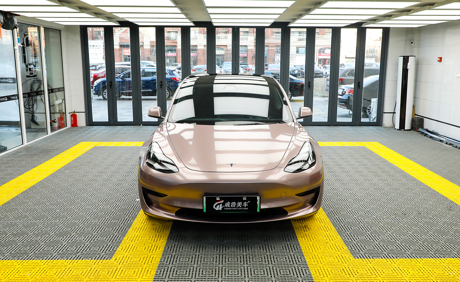 车身改色｜特斯拉Model3，总逃不过一款冰莓粉