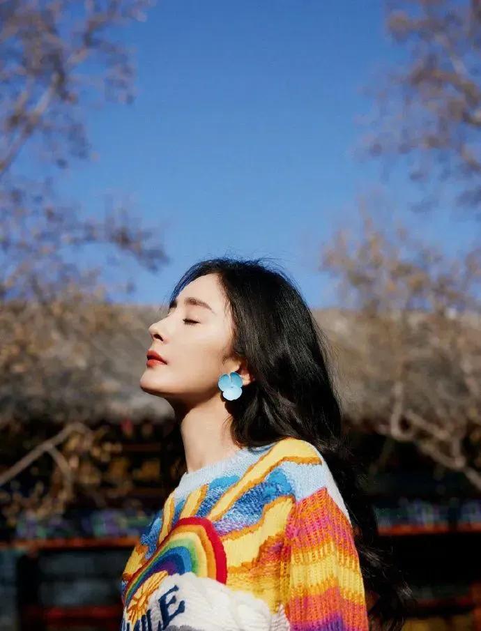 金晨少有的粉色西服套裙干练有型，杨幂彩虹针织毛衣温婉典雅