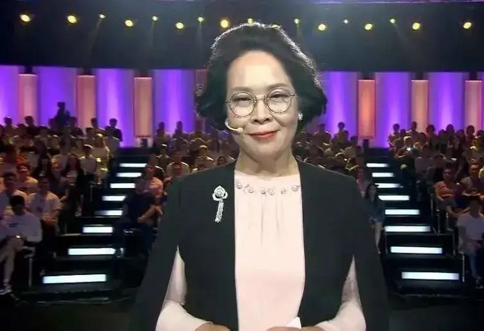 至今未婚的8位央视主持人，最大的61岁最小的33岁，个个才华横溢