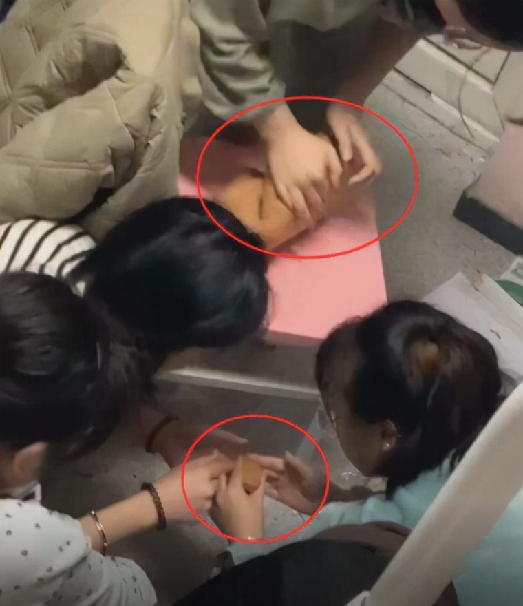 大学生封校有多闲？宿舍里面和泥做麻将引热议，这真是给憋坏了