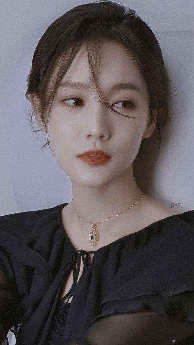 李一桐黑色蓬松长裙