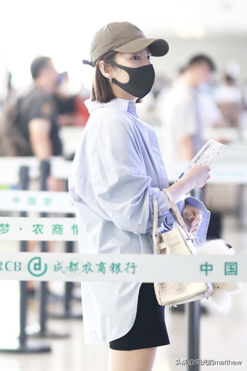 街拍：张雨绮黑色连衣裙+蓝色衬衫+手袋简约休闲