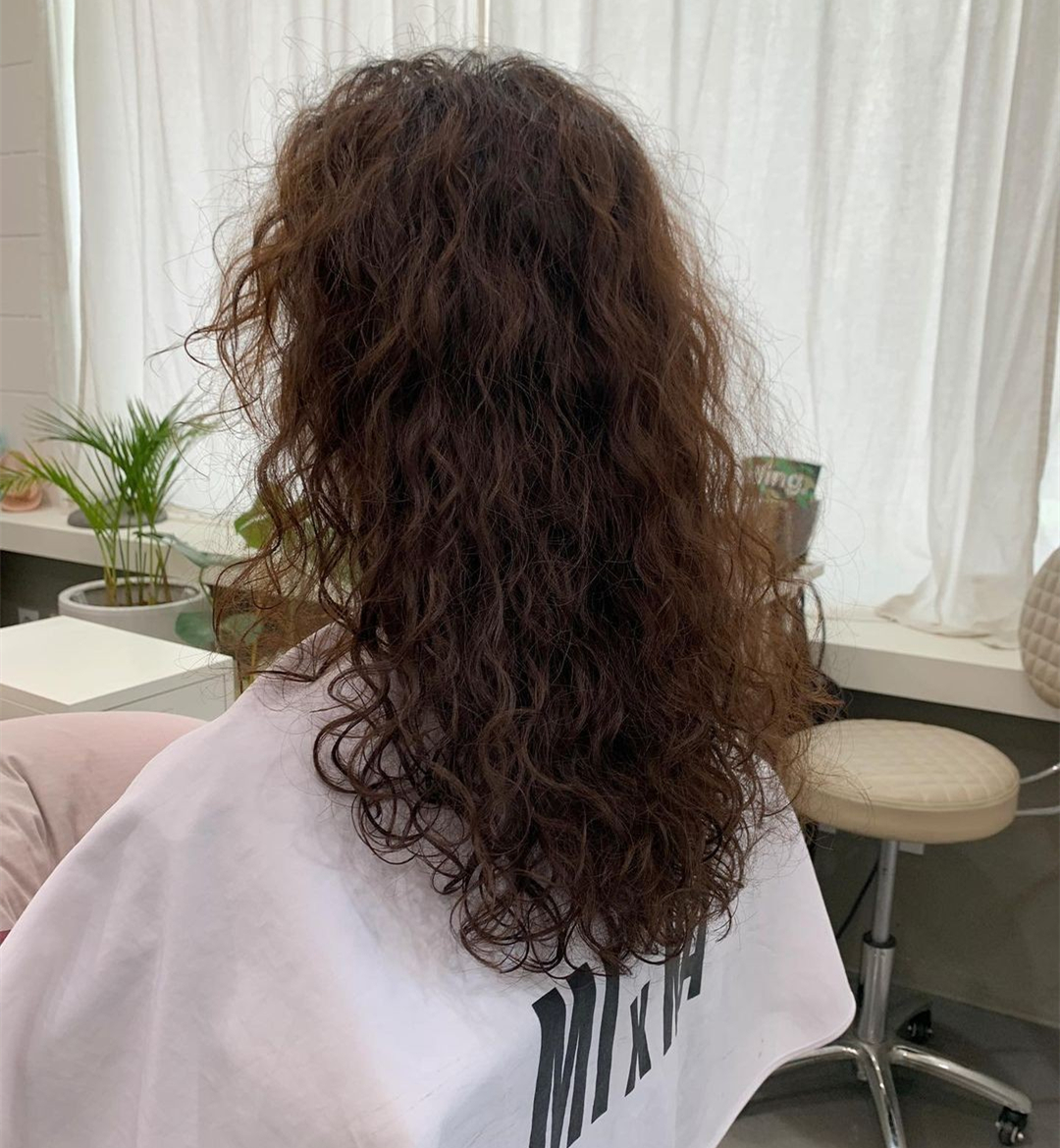 小卷烫发,就是用小号的卷杠,从发梢卷至发根,烫出蓬松饱满的卷发发型.