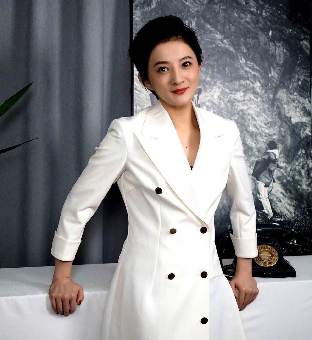 过气女明星窘况：街头卖唱、破产、卑微求工作，风光不再