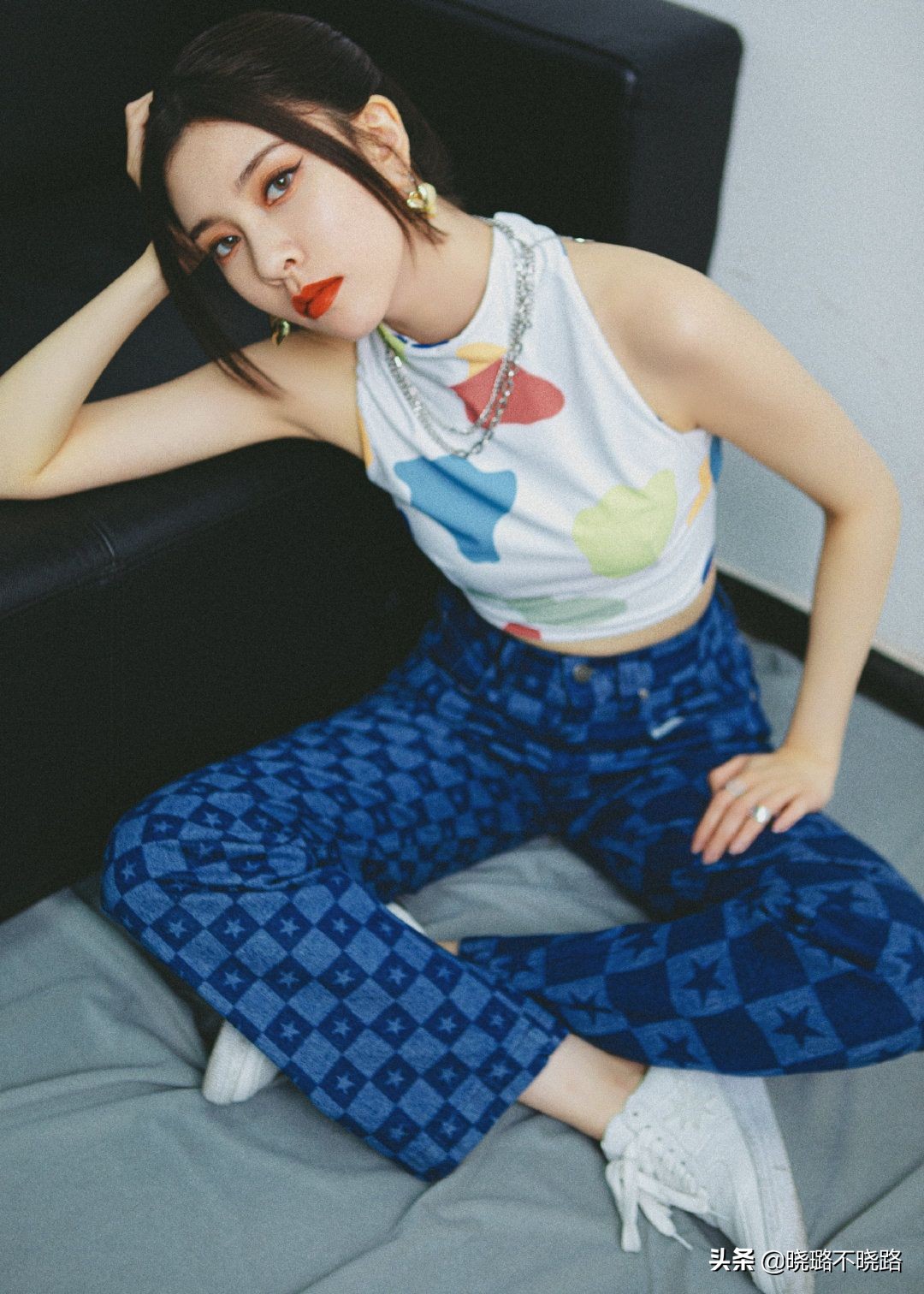 杨幂又带火了一种穿法叫：“T恤＋方块裤”，时髦显瘦还不易撞衫