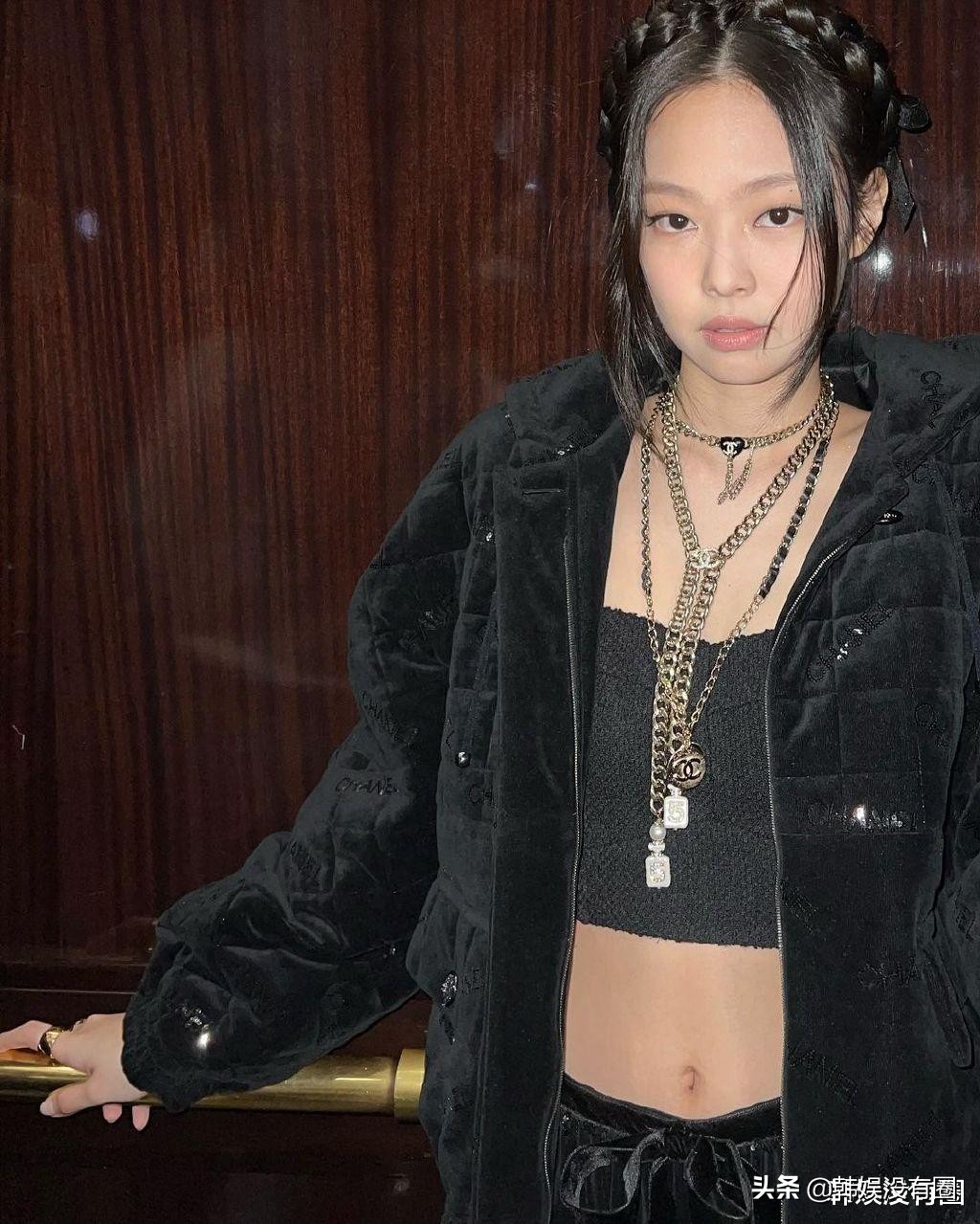 blackpinkjennie晒巴黎时装周近况直角肩蚂蚁腰吸睛