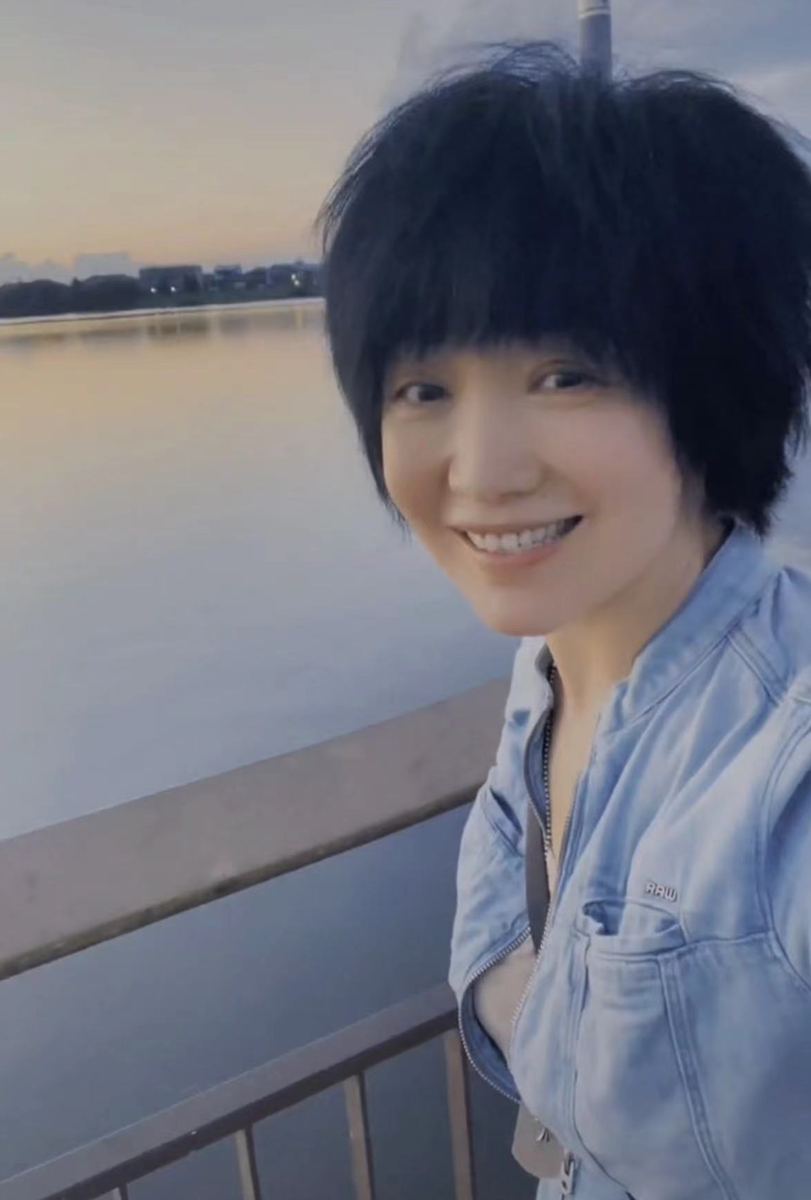 53岁斯琴格日乐放飞自我，坐在路边弹唱无人认出，突然大叫蹦老高