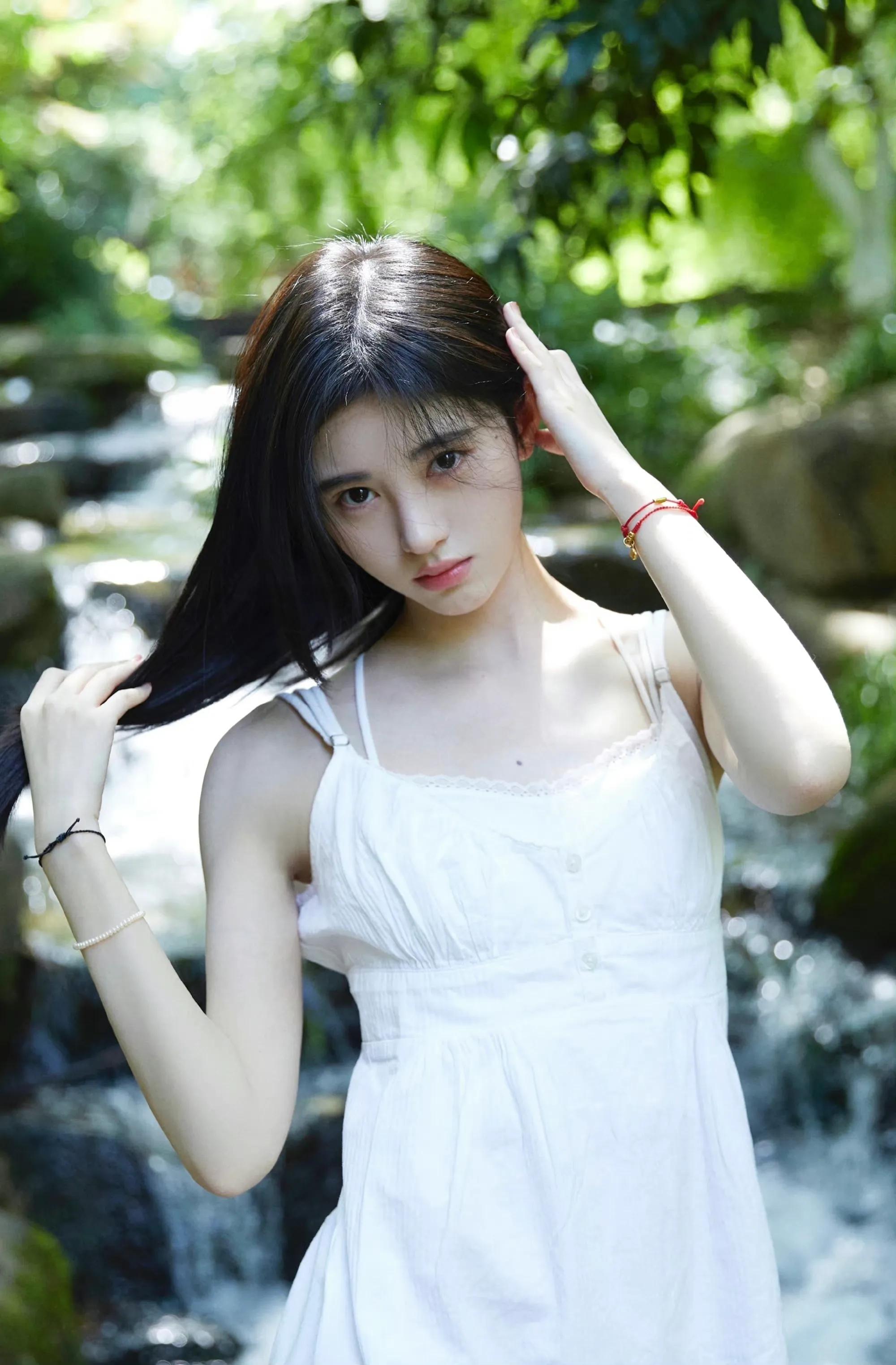 “林间少女”鞠婧祎