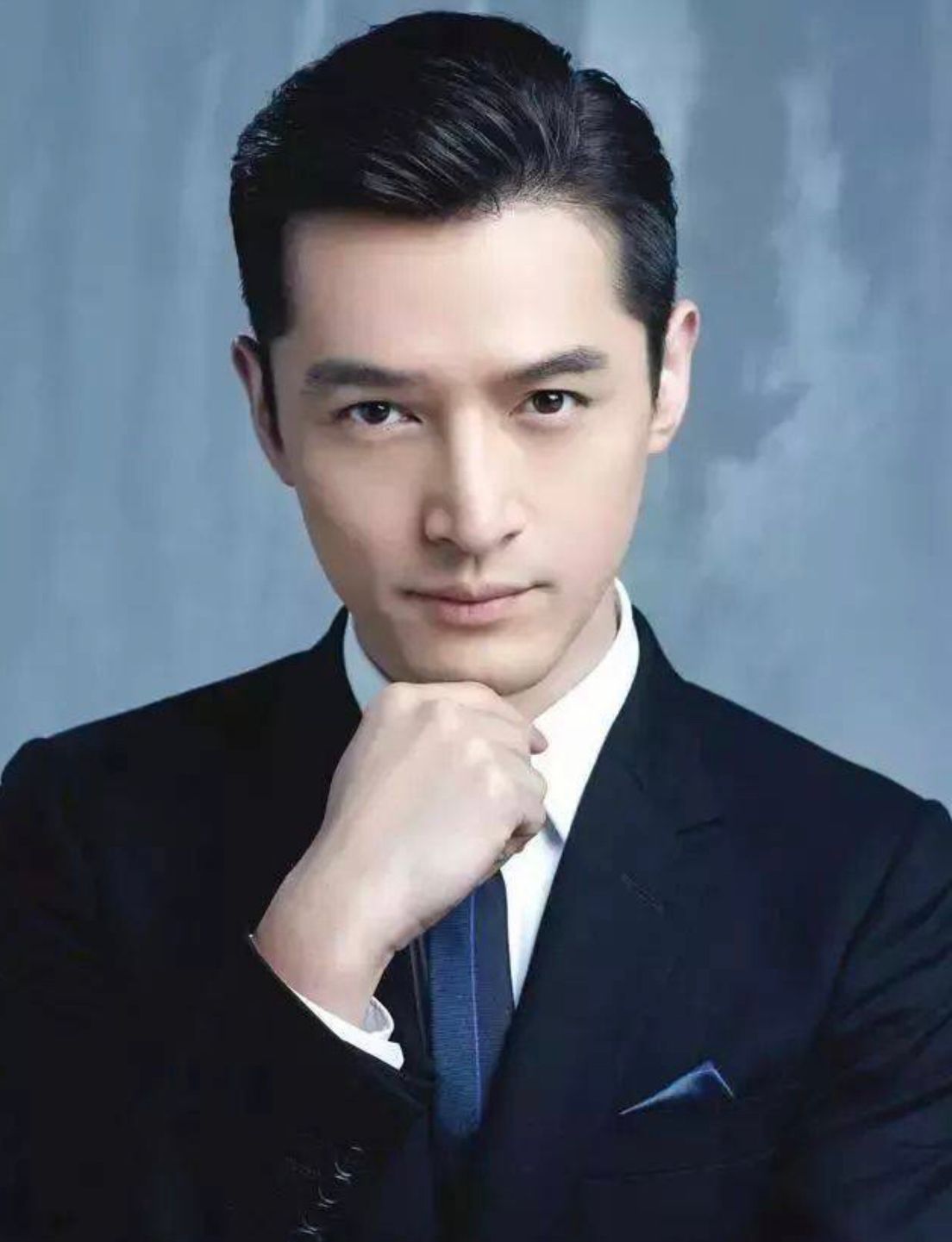 男人不管多帅,到了中年尽量少留3种"油腻发型",会让人没好感