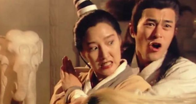 李莫愁被杨过抱住2次，为何都不杀他？原因藏在3个细节里