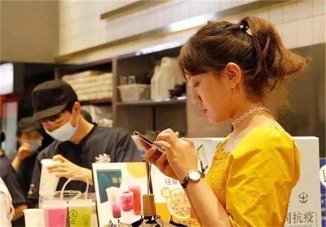 美女保镖吸引29万粉丝，年薪36万，富商老板一次小费超一个月工资