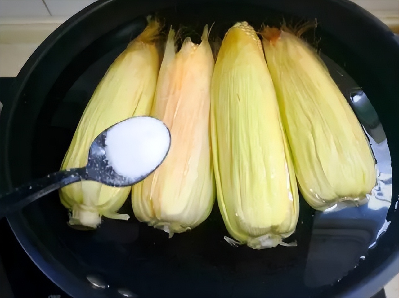煮玉米，别直接用水煮！教你3个妙招，玉米香甜软糯，好吃又营养