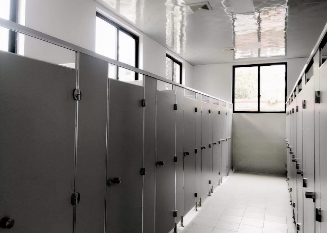 宁夏一小学女生生理期,因厕所无门被同学嘲笑,学校已做出回应