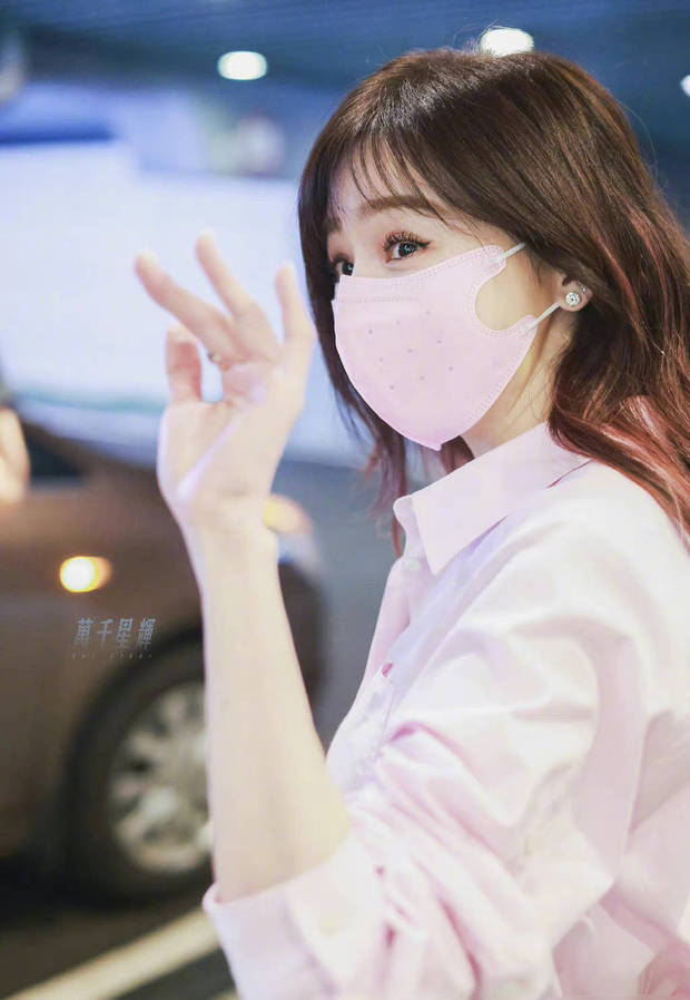 王心凌综艺路透图超甜 粉色连衣裙配挑染发好少女