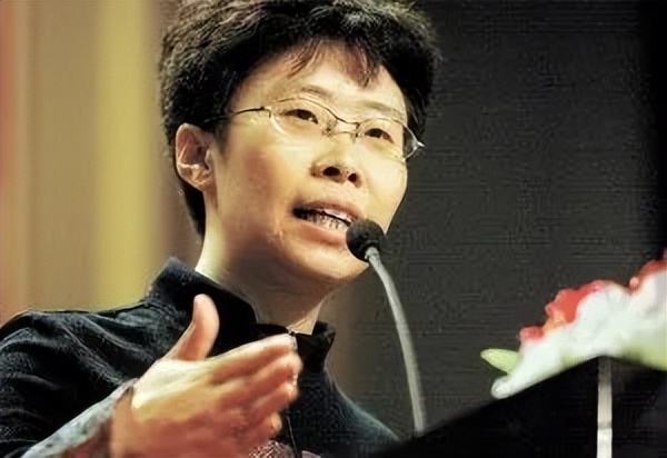 47岁不婚，却坚持追求白头偕老的婚姻，蒙曼老师有理性的女权主义