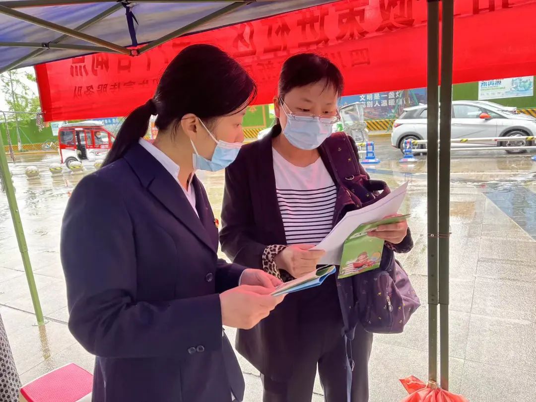 天府新区锦江小学党员教师参与“招生政策进社区”志愿服务活动