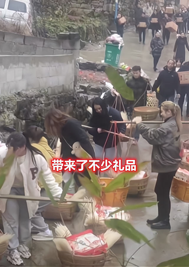 贵州女子捧花上男友家订婚，亲友挑着丰厚礼品随行：男方没要彩礼